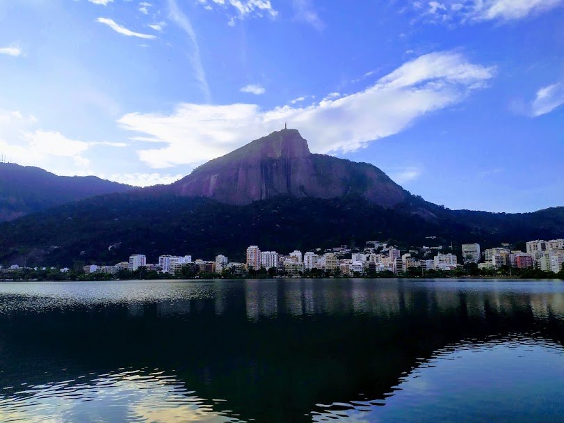 Corcovado e Cristo Redentor vistos da margem da Lagoa.