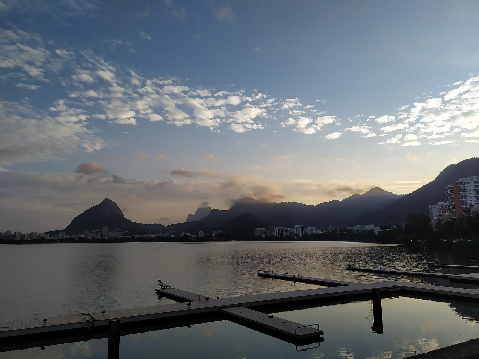 A água e as montanhas no entorno da Lagoa.